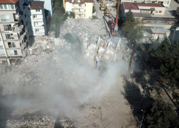 Hatay'da ağır hasarlı 3 bina kontrollü yıkıldı
