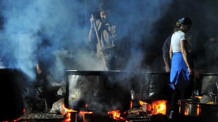 Hatay'da depremin 40'ıncı gününde hırisi pişirildi