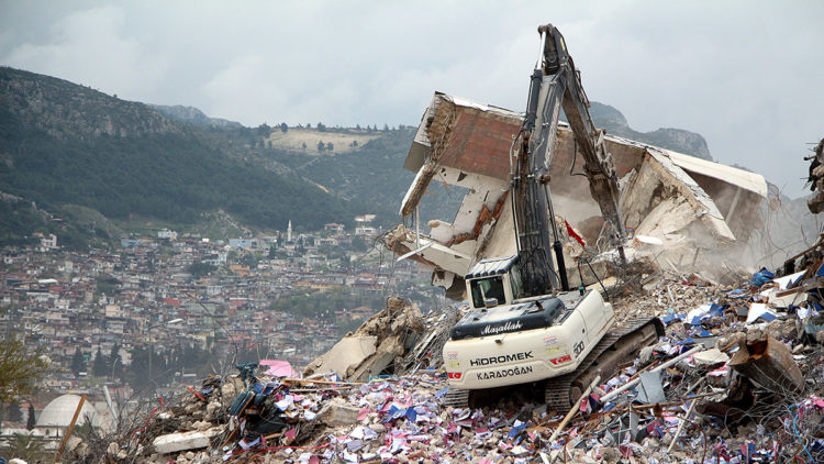 Hatay'da enkaz kaldırma çalışmaları sürüyor