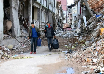 Hatay'daki ağır hasarlı binalarda eşya telaşı
