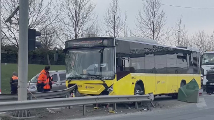 İETT otobüsü bariyerlere çarptı: Yaralılar var