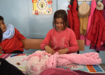 İlkokul öğrencileri depremzede çocuklar için atkı örüyor