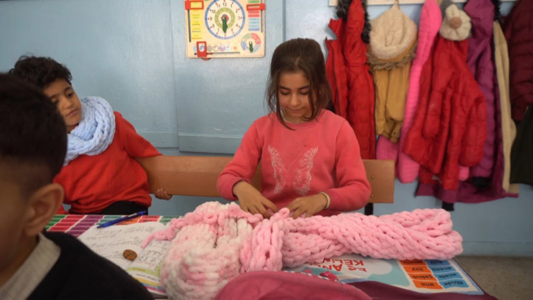 İlkokul öğrencileri depremzede çocuklar için atkı örüyor