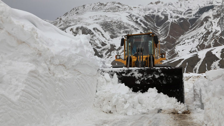 İran sınırında karla mücadele sürüyor