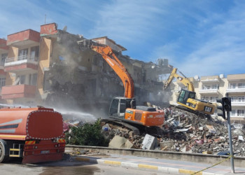 İskenderun'da ağır hasarlı binalar yıkılıyor