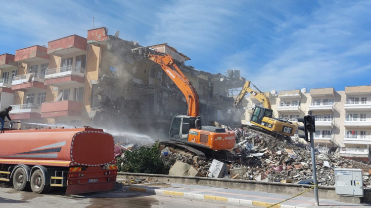 İskenderun'da ağır hasarlı binalar yıkılıyor