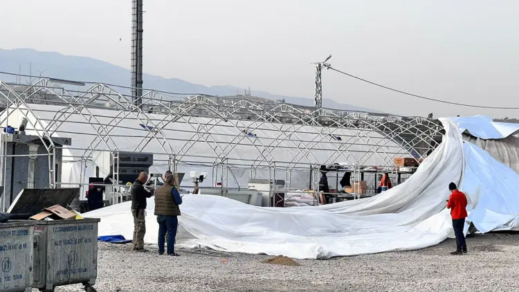 İskenderun'da kuvvetli rüzgarda çadırlar yıkıldı