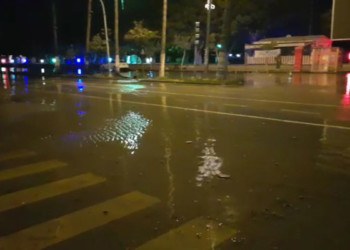 İskenderun'de deniz yükseldi; yollar su altında kaldı