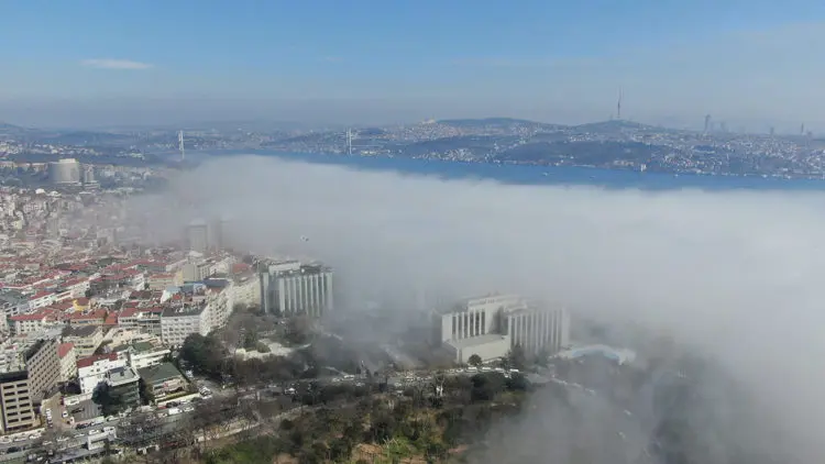 İstanbul boğazı'nda sis; gemi trafiği durdu 