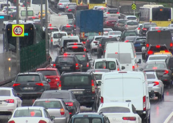 İstanbul'da yağmur trafiği etkiledi
