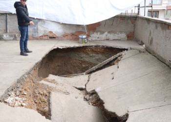 İstinat duvarı çöken binanın otoparkında göçük