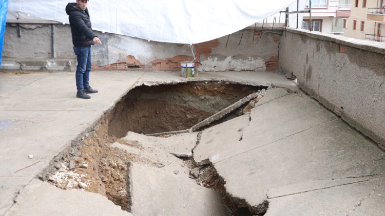 İstinat duvarı çöken binanın otoparkında göçük