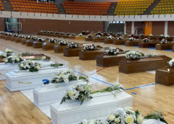 İtalya'da 66 göçmenin tabutu spor salonunu doldurdu