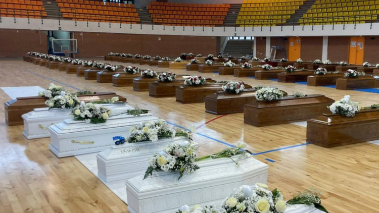 İtalya'da 66 göçmenin tabutu spor salonunu doldurdu
