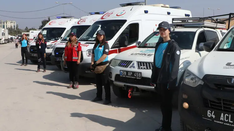 Kadın ambulans şoförlerinin deprem seferberliği