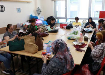 Kadın kooperatifi dünya markalarına çanta üretiyor