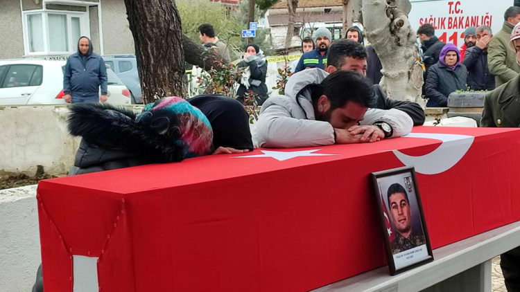 Kalp krizinden ölen sözleşmeli er, toprağa verildi