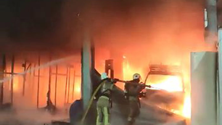 Kamyonet kasası imalathanesinde yangın