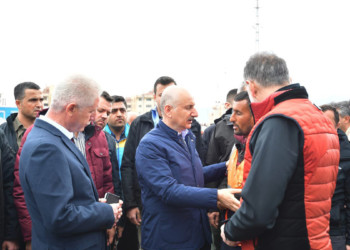 Karaismailoğlu Gaziantep’te afetzedelerle görüştü