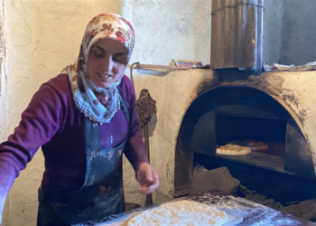Kars'ta 4 çocuk Tuğba İşbeceren YKS'ye hazırlanıyor