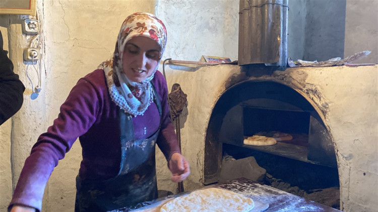 Kars'ta 4 çocuk Tuğba İşbeceren YKS'ye hazırlanıyor