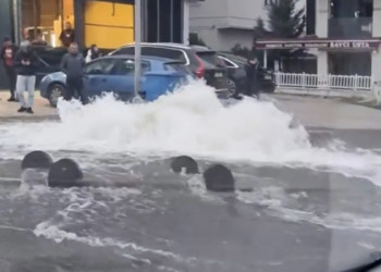 Kartal'da rögardan taşan sular caddeyi göle çevirdi