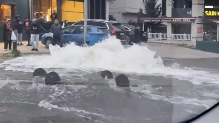 Kartal'da rögardan taşan sular caddeyi göle çevirdi
