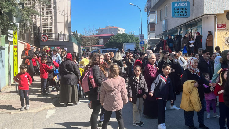 Kartal'da velilerden okul önünde eylem