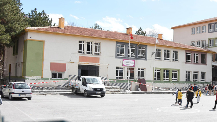 Kayseri'de Müncübe Cıngıllıoğlu Anaokulu boşaltılıyor