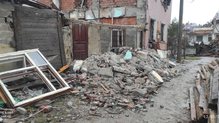 Kentsel dönüşüm yıkımında bina duvarı çöktü