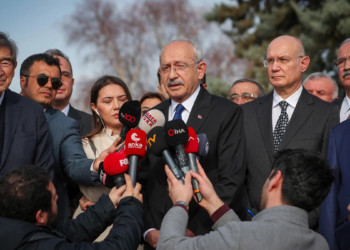 Kılıçdaroğlu, Deniz Baykal'ın mezarını ziyaret etti