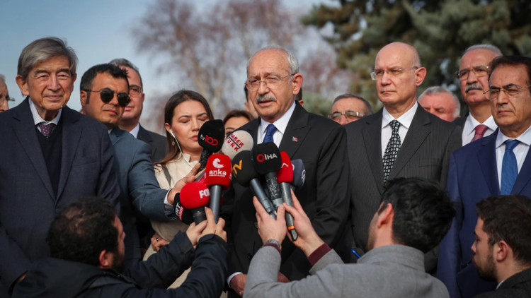 Kılıçdaroğlu, Deniz Baykal'ın mezarını ziyaret etti