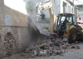 Kilis'te ağır hasarlı binalar yıkılıyor