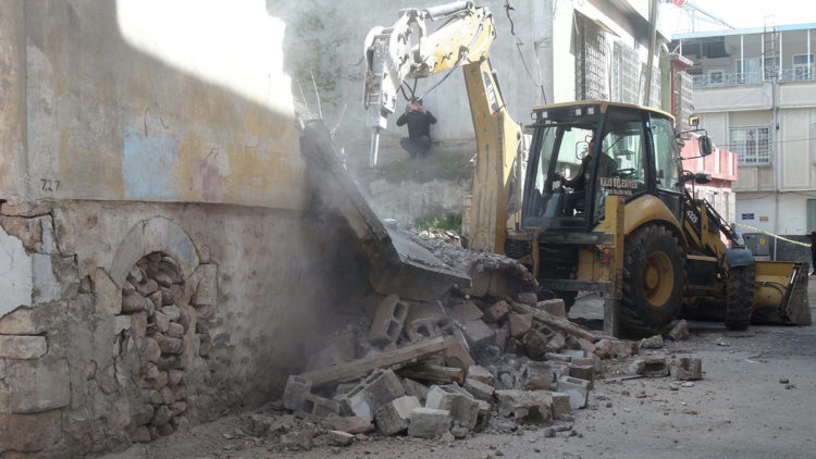 Kilis'te ağır hasarlı binalar yıkılıyor