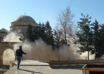 Kilis'te hasar gören cami minareleri yıkılıyor
