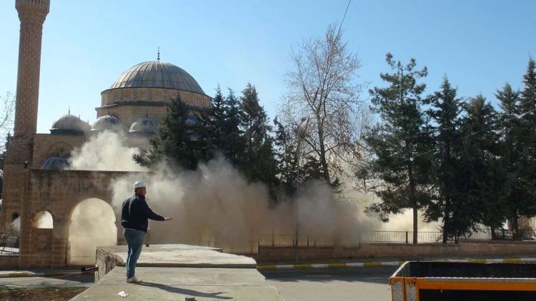 Kilis'te hasar gören cami minareleri yıkılıyor