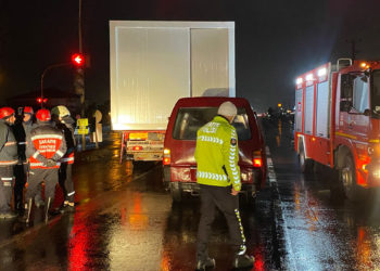 Konteyner taşıyan TIR'a minibüs çarptı: 1 ölü, 2 yaralı 