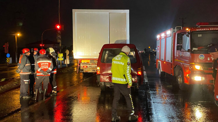 Konteyner taşıyan TIR'a minibüs çarptı: 1 ölü, 2 yaralı 