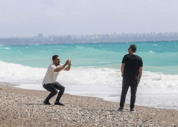 Konyaaltı Sahili'nde dalgalarla fotoğraf çektirdiler