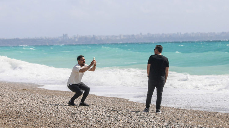 Konyaaltı Sahili'nde dalgalarla fotoğraf çektirdiler