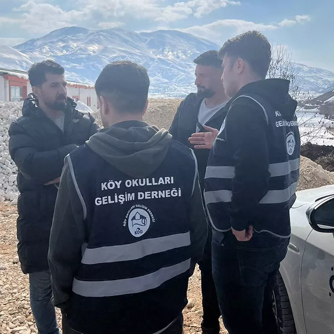 Ankara merkezli köy okulları gelişim derneği (kog), deprem bölgesi için başlattığı ‘kog eylem planı’ ve saha çalışmaları ile depremzede öğrencilere destek oluyor.