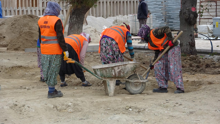 Köylü kadınlar Seddülbahir Kalesi'ni restore ediyor