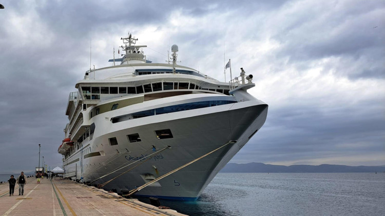 Kruvaziyer deprem bölgesine yardım malzemesi getirdi