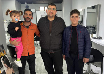 Kuaför Yakup Yıldır kapısını depremzedelere açtı