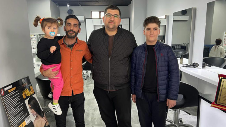 Kuaför Yakup Yıldır kapısını depremzedelere açtı