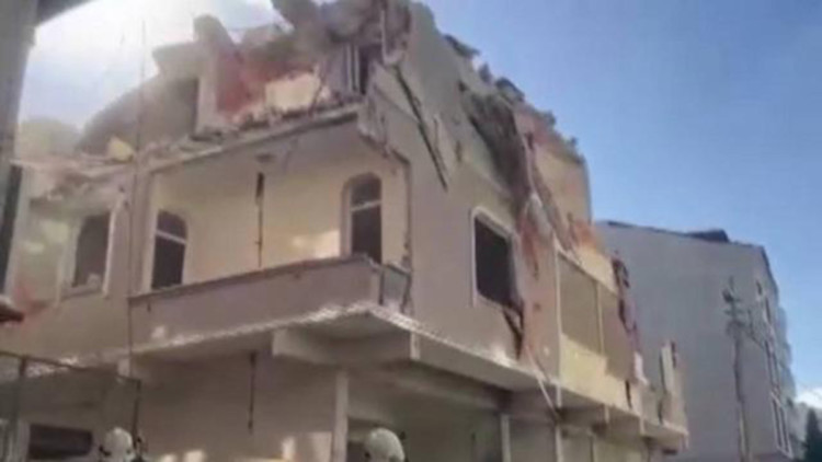 Küçükçekmece'de yıkımı yapılan binada çökme