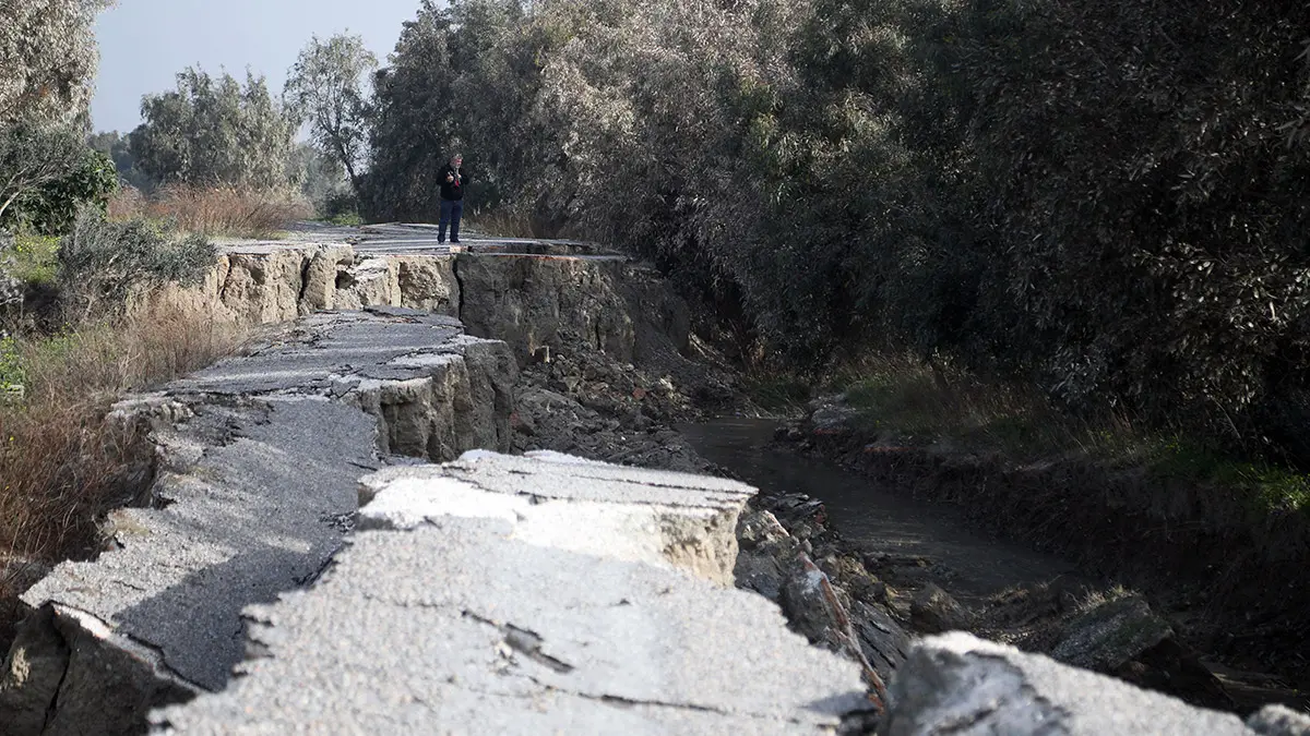 Kus cennetindeki yol depremde yarildis - öne çıkan - haberton