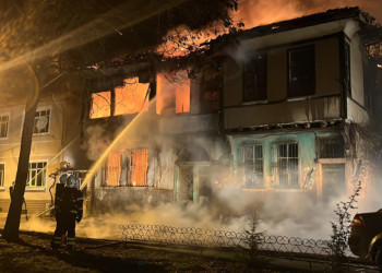 Kütahya'da metruk binada yangın çıktı