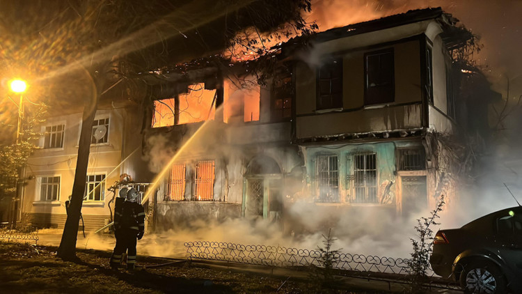 Kütahya'da metruk binada yangın çıktı