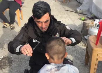 Mahalle bekçisi depremzede çocukları tıraş etti
